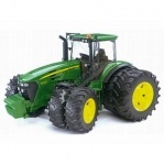 Maketa John Deere 7930 s dvojitými pneumatikami BRUDER (03052)
