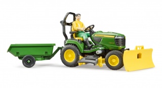 Traktor John Deere s kosačkou, prívesom a záhradníkom