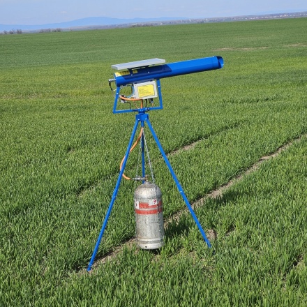 Plynové delo na plašenie zveri na statíve